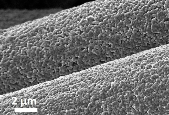 Imagem ampliada do alumínio depositado nas fibras de carbono (Imagem: Reproduçao/Cornell University)