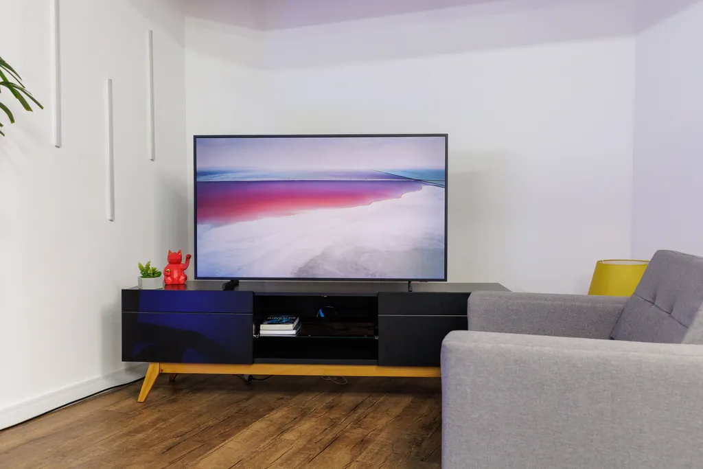 Samsung The Frame 2022 é uma boa opção de TV para compor sua sala (Imagem: Ivo Meneghel Jr/Canaltech)