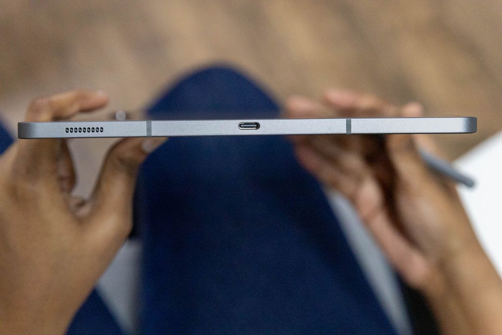 O Galaxy Tab S9 FE Plus tem conexão USB-C, e isso facilita o uso do modo DeX com cabo (Imagem: Ivo Meneghel Jr/Canaltech)