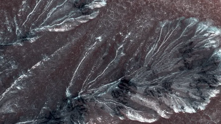 Gelo de CO2 não é encontrado naturalmente na Terra, mas se forma facilmente no inverno de Marte (Imagem: Reprodução/NASA/JPL-Caltech)
