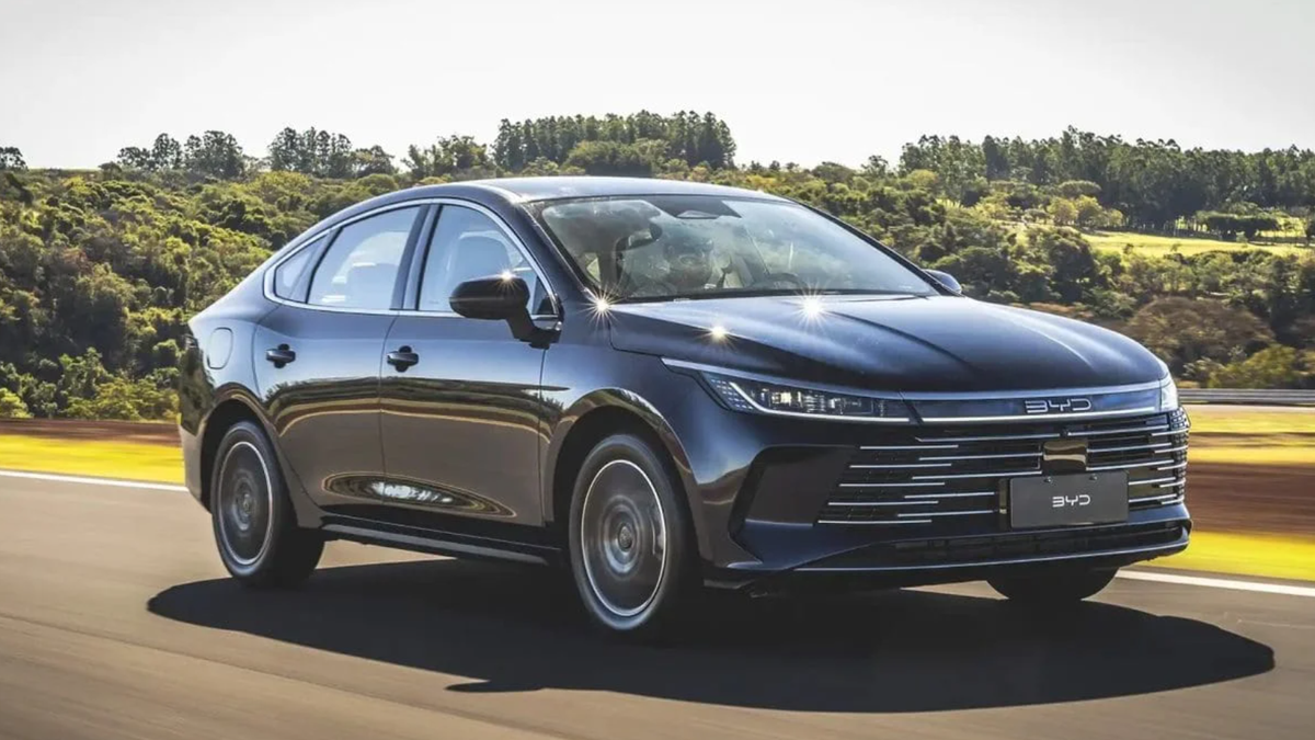 BYD derruba preço do King GL: sedã híbrido quase no preço do Onix 😲