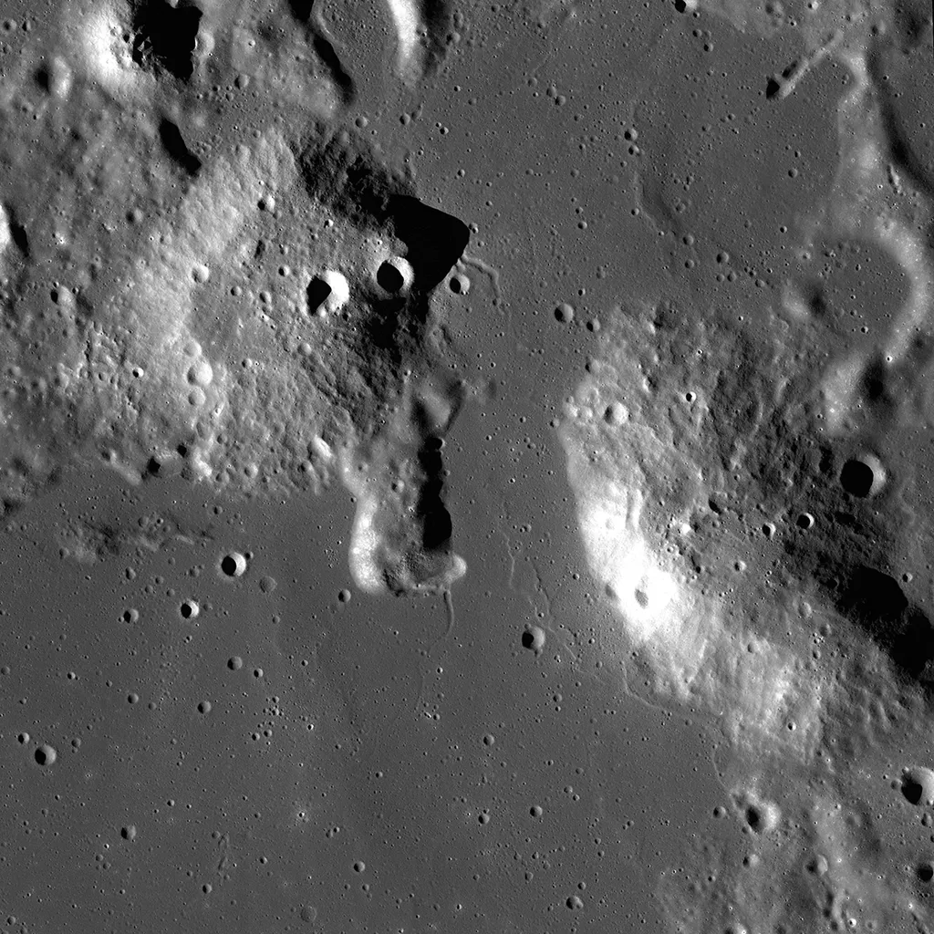 Domos Gruithuisen observados pela câmera da sonda Lunar Reconnaissance Orbiter (Imagem: Reprodução/Lunar Reconnaissance Orbiter)