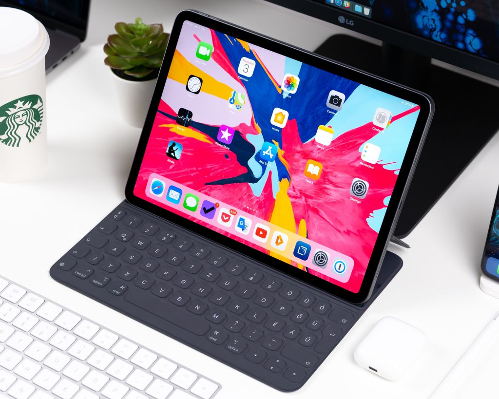 O Smart Keyboard da Apple definitivamente eleva o iPad a outro patamar. Foto: Daniel Korpai (Unsplash)