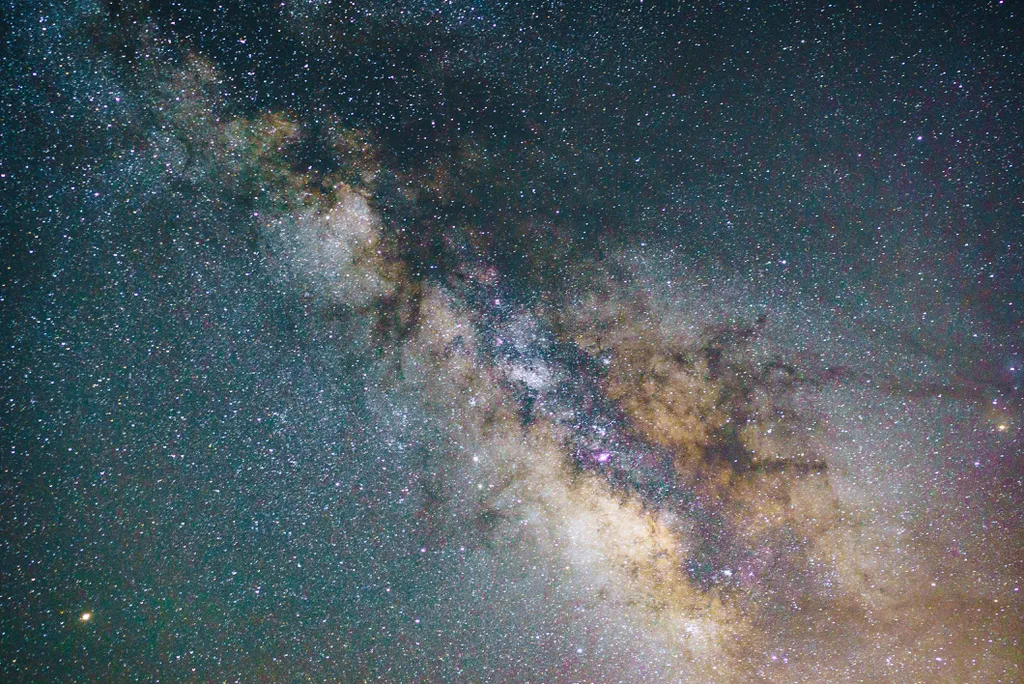 A Gamma Columbae é uma das milhares de estrelas visíveis a olho nu, em meio aos vários bilhões delas na Via Láctea (Imagem: Reprodução/Jacub Gomez/Pixabay)