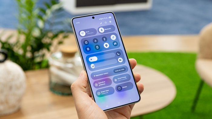 Galaxy ou iPhone? Beta da One UI 8.5 chama atenção por semelhanças com o iOS 26