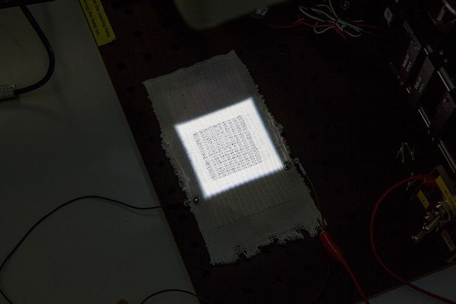 Cientistas criam tecido com células que carregam smartphones com energia solar