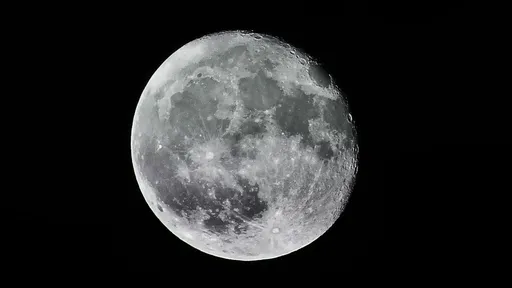 NASA descobre grandes quantidades de água em cratera iluminada na Lua