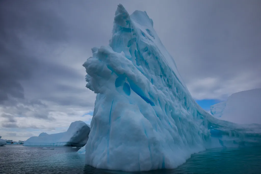 Na analogia do iceberg, a parte acima da água é a superfície acessível na internet (Imagem: Mint_Images/Envato)