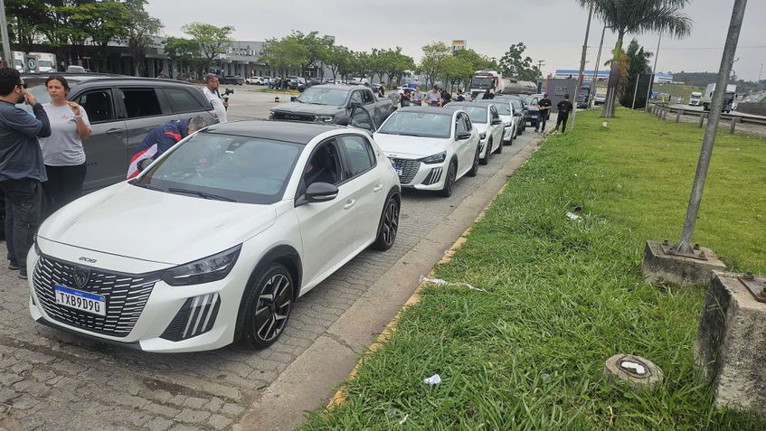 Peugeot 208 e Peugeot 2008 Hybrid - Rally urbano Peugeot 208 e Peugeot 2008 Hybrid - Rally urbano