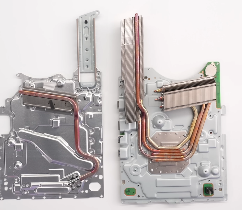 Refrigeração do PS5 revisado na esquerda e do novo PS5 Slim na direita (Imagem: Reprodução/Dave2D)