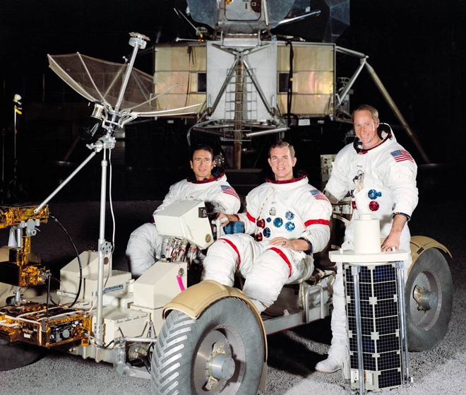 Da esquerda para a direita, os astronautas James Irwin, David Scott e Alfred Worden (Imagem: Reprodução/NASA)
