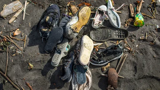 Mistério dos tênis Nike surgindo em praias traz atenção à poluição marinha
