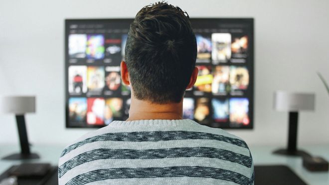Pessoa vendo TV