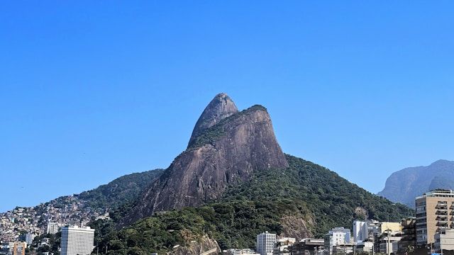 Céu azul com montanha