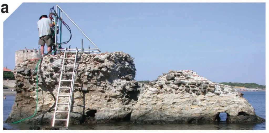 Um concreto resistente mais resistente, como o dessa estrutura romana de Ortebello, na Itália, poderá ser extremamente útil na construção de barreiras marítimas, por exemplo (Imagem: Jackson et al./American Mineralogist)