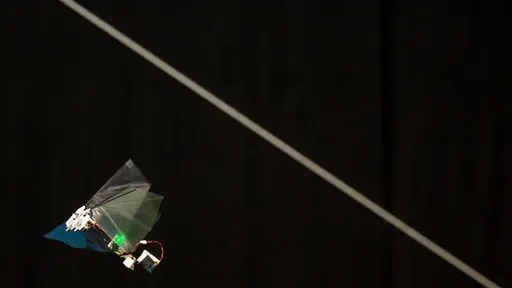 Pesquisadores criam moscas-robô que batem asas e fazem movimentos acrobáticos
