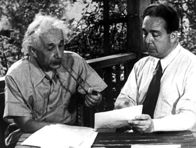 Albert Einstein e Leo Szilard recriam a conversa na qual escreveram a carta ao presidente dos Estados Unidos, alertando sobre os perigos de uma arma atômica nas mãos da Alemanha nazista (Imagem: Reprodução/March of Time)