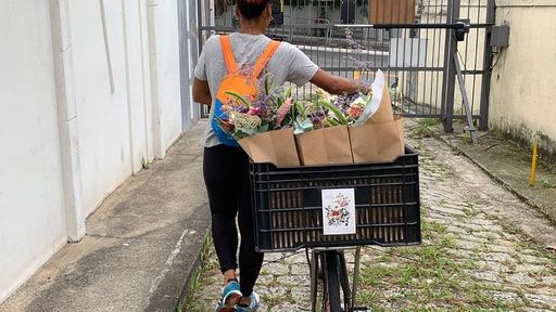 Empreendedora cria sistema de entregas expresso destinado a mulheres e trans