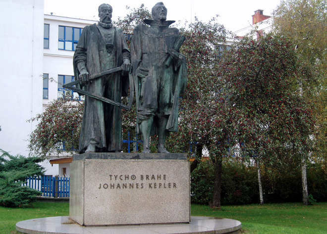 Monumento em homenagem à dupla Tycho Brahe e Johannes Kepler em Praga, na República Checa (Foto: Flickr/Santiago Escuain)
