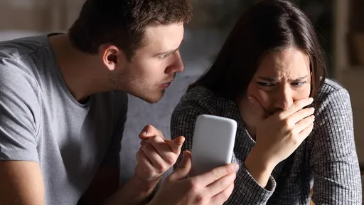 Acessar o celular do parceiro sem consentimento é crime? 