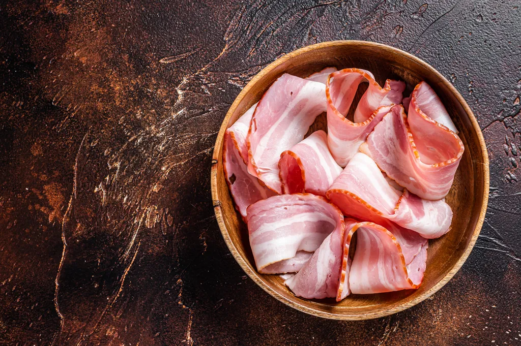O nitrito é usado para curar bacon e carne suína, e acaba causando um aumento nas chances de câncer consideravelmente (Imagem: composter-box/envato)