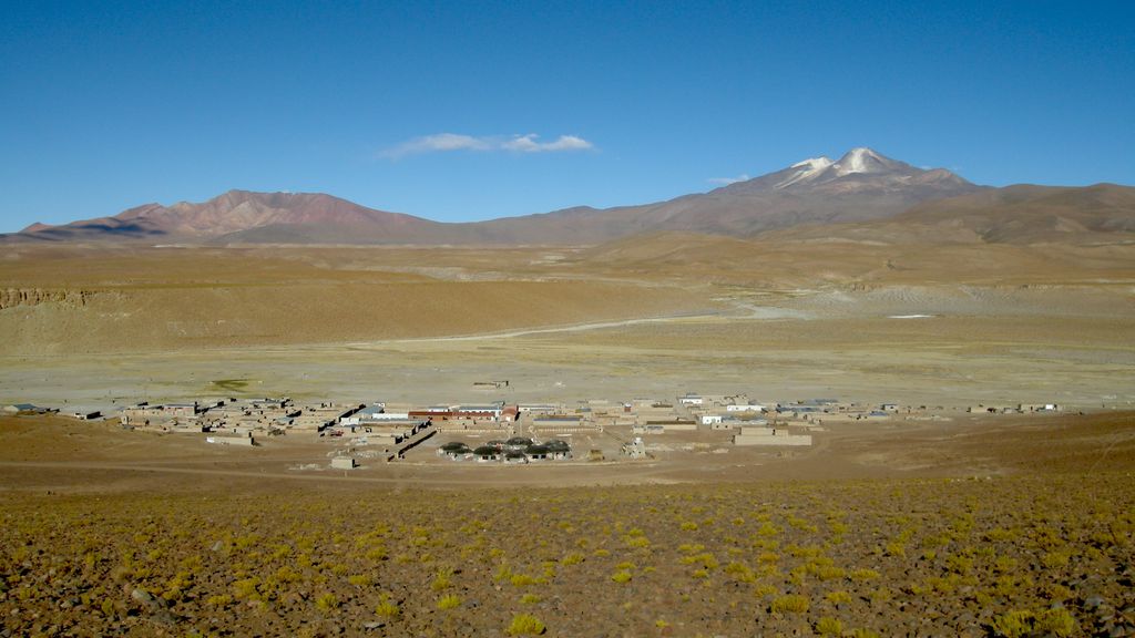No centro, a cidade de Quetena Chico, no Altiplano Boliviano: o vulcão Uturuncu, à direita, e o Cerro San Antonio, na esquerda, formam a paisagem sendo deformada em forma de sombrero (Imagem: Jon Blundy/University of Oxford)