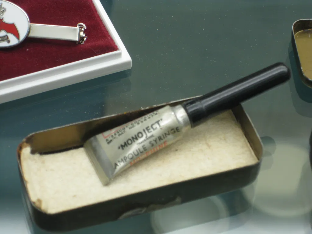 Ampola de morfina com agulha integrada para aplicação, utilizada durante a Segunda Guerra Mundial (Imagem: Gaius Cornelius/CC-BY-3.0)