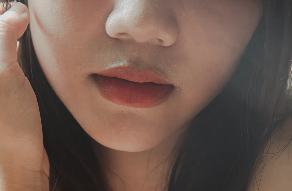 A cor vermelha dos lábios se deve aos vasos sanguíneos (Imagem: Thái An/Unsplash)
