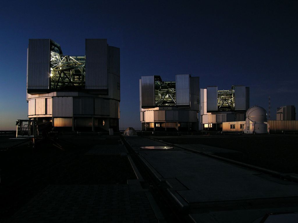 Os telescópios do VLT (Imagem: Reprodução/ESO/G.Hüdepohl (atacamaphoto.com)