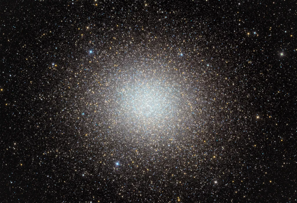 Aglomerado estelar Omega Centauri, o maior e mais brilhante da Via Láctea (Imagem: Reprodução/Neil Corke, Heaven's Mirror Observatory)