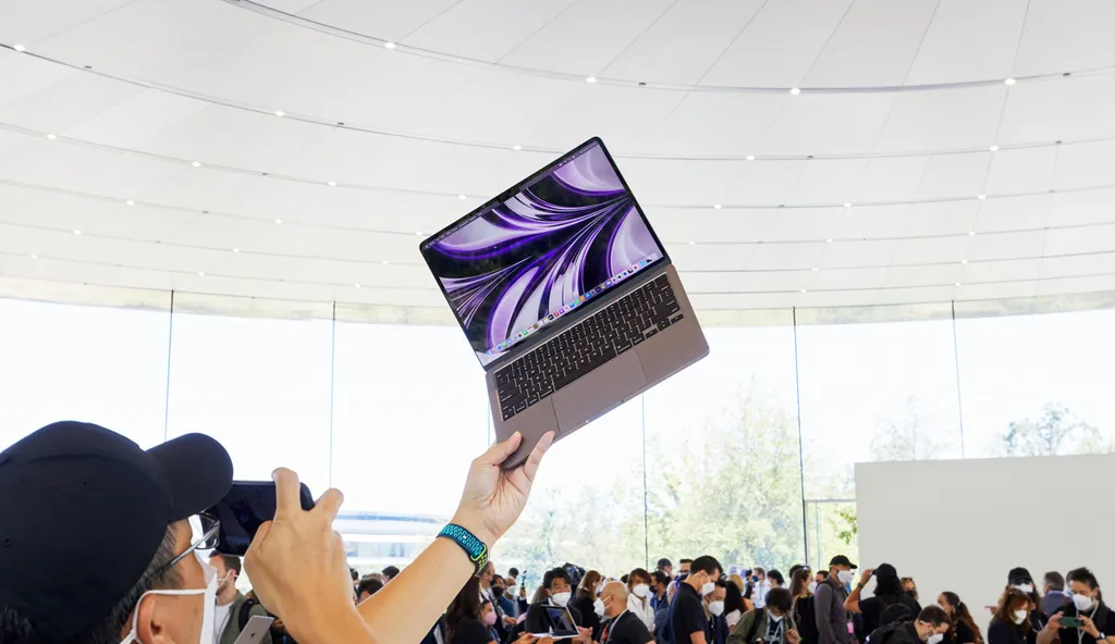 Nova versão do MacBook Air com tela de 15,5 polegadas pode chegar no início de 2023 como forma de alavancar as vendas da empresa (Imagem: Reprodução/Apple)