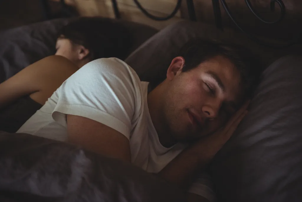 Caso seu parceiro ou pet interrompam e prejudiquem seu sono, é bom cuidar também do sono deles (Imagem: wavebreakmedia_micro/Freepik)