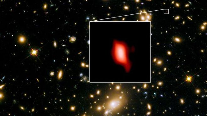 A MACS1149-JD1 é a segunda galáxia confirmada mais distante já observada (Imagem: Reprodução/Alma/Nasa/Esa/W. Zheng/M. Postman/The Clash Team/Hashimoto)
