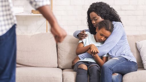 Crianças expostas à violência doméstica têm mais problemas neurológicos