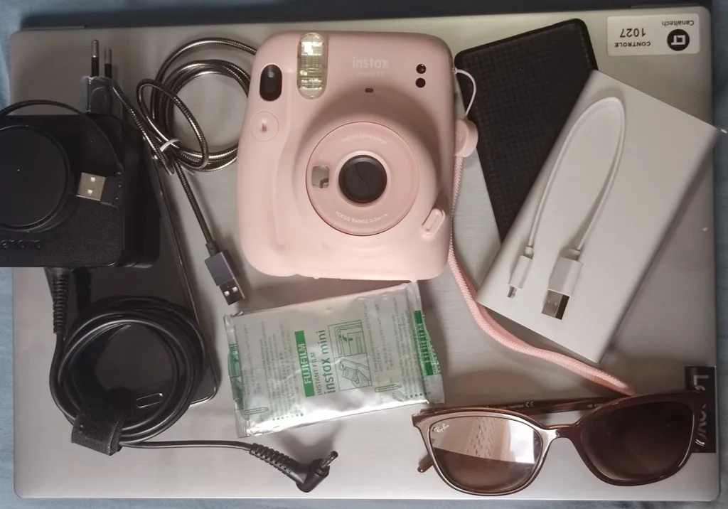 Notebook, celular, carregadores, hub USB, power banks, câmera instantânea e óculos de sol (Imagem: Reprodução/Canaltech/Roseli Andrion)