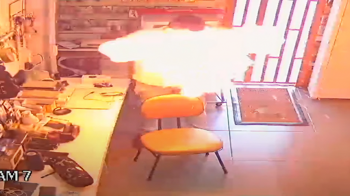 Celular explode enquanto técnico tentava trocar a bateria em Uruaçu, Goiás