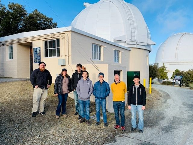Equipe do projeto após instalar dois telescópios de 0,5 m para buscas na luz visível (Imagem: Reprodução/UCSD OIR Laboratory