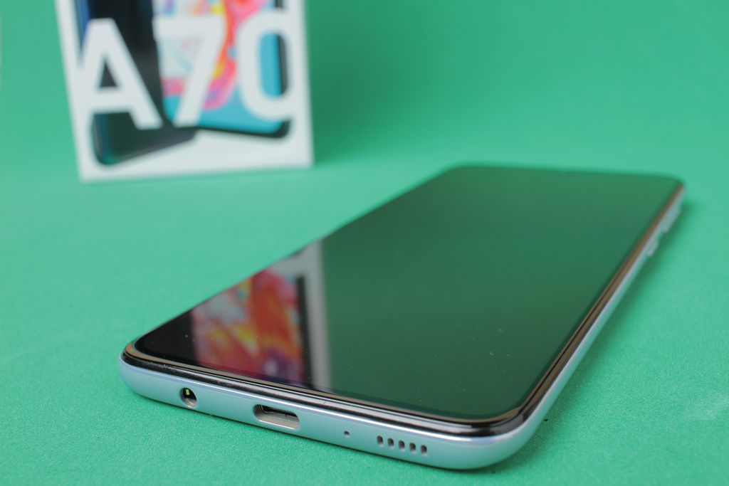 Tela Super AMOLED do Galaxy A70 é maior (Foto: Canaltech)