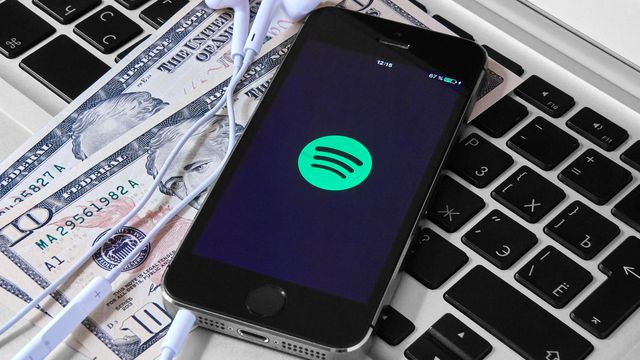 Spotify fecha contratos diretamente com músicos e deixa gravadoras pistola