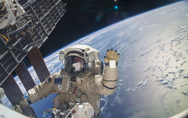 Astronauta realiza caminhada espacial para manutenção da estação internacional (Imagem: Reprodução/NASA)