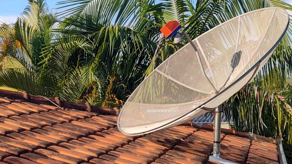 Modelo antigo de antena parabólica precisa ser trocado o mais rápido possível (Imagem: Siga Antenado/Divulgação)