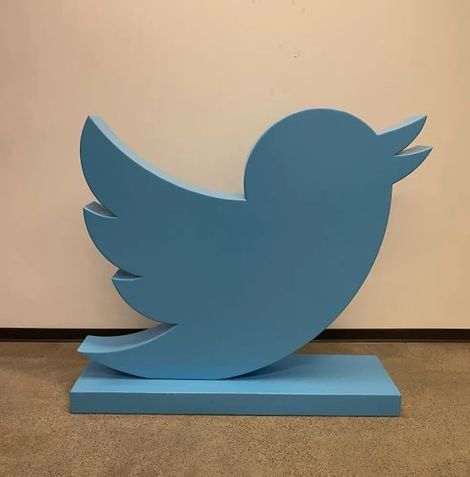 Estátua pássaro azul do Twitter
