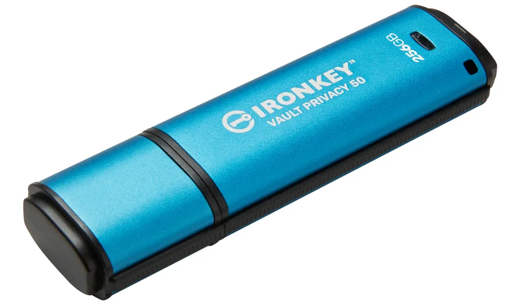 Em formato de pendrive USB-A 3.2 Gen 1, o Kingston IronKey Vault Privacy 50 é compacto, mas mantém os recursos de segurança e traz vantagens como IPX8 e 5 anos de garantia (Imagem: Kingston)