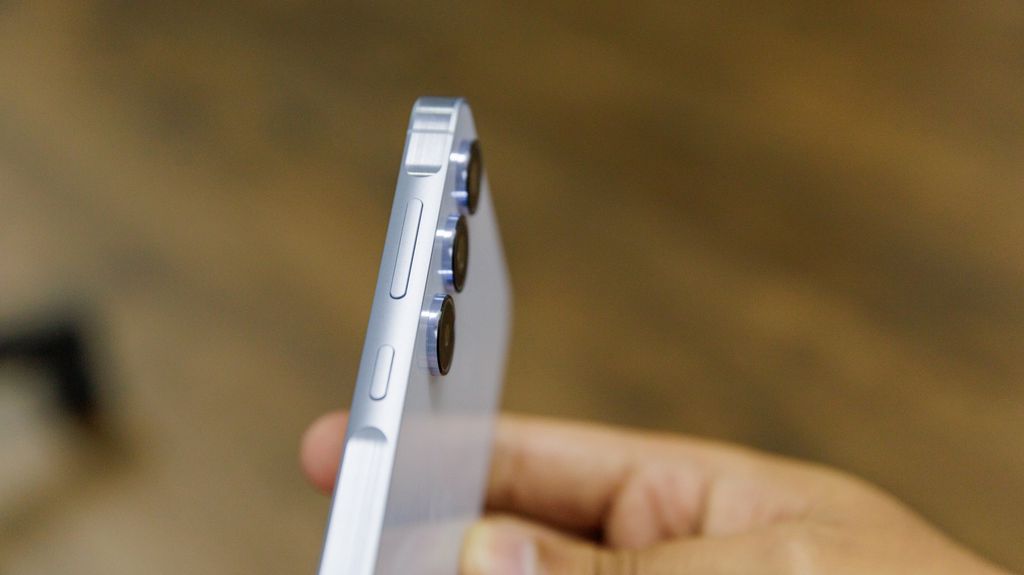 Galaxy A55 tem laterais em alumínio (Imagem: Ivo Meneghel Jr/Canaltech)