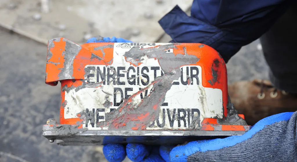 Caixa preta recuperada após queda de avião manteve dados intactos (Imagem: Divulgação/NTSB)