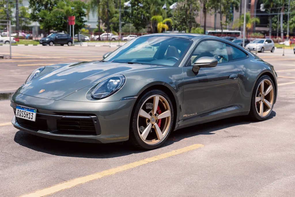 Porsche 911 Carrera S custa mais de R$ 1 milhão, mas entrega o que promete (Imagem: Ivo Meneguel Jr/Canaltech)