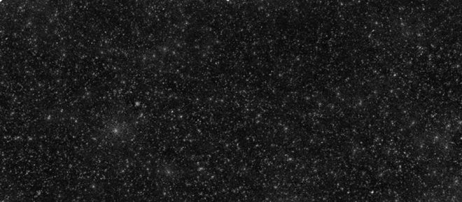 Cada pontinho nessa imagem é um buraco negro supermassivo no centro de uma galáxia (Imagem: Reprodução/LOFAR/LOL Survey)