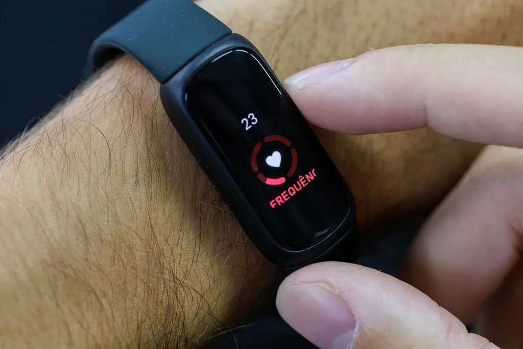 Você pode monitorar sua frequência cardíaca com a pulseira da Fitbit (Imagem: Ivo Meneghel Jr/Canaltech)