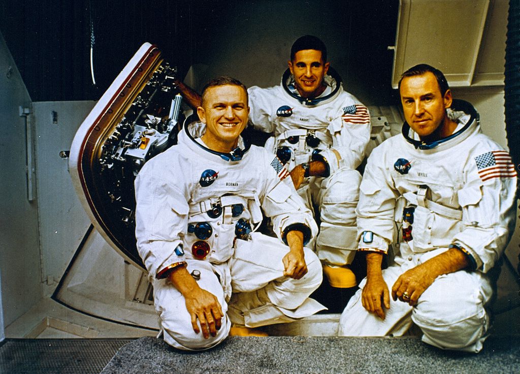 Da esquerda para a direita, Frank Borman, Bill Anders e Jim Lovell (Imagem: Reprodução/NASA)