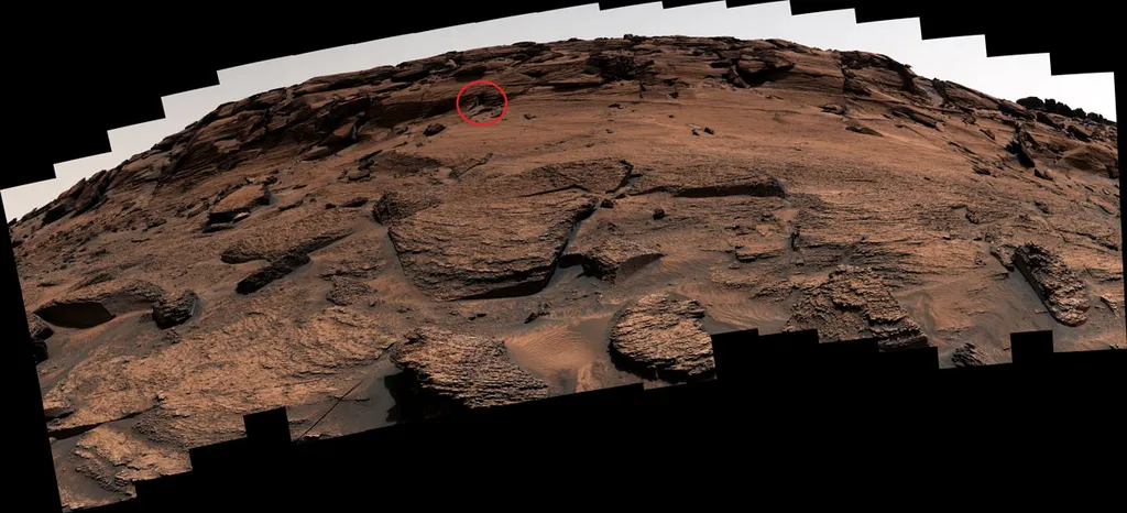 Principal imagem panorâmica (Figura A) da Mastcam. A localização da "porta" está marcada no círculo em vermelho. (Imagem: Reprodução/NASA/JPL-Caltech/MSSS)